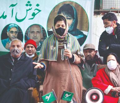 Centre disrespecting Constitution: Mehbooba Centre disrespecting Constitution: Mehbooba