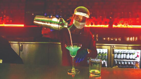 Delhi panel suggests lowering drinking age from 25 to 21 years Delhi panel suggests lowering drinking age from 25 to 21 years