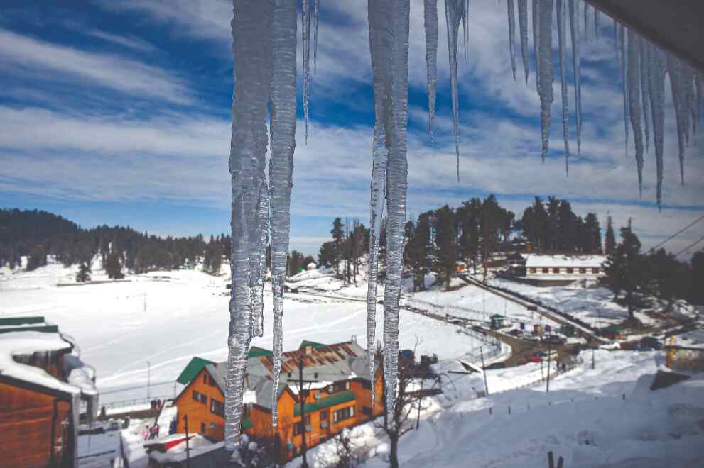 Severe cold wave continues in Kashmir on New Years Day Severe cold wave continues in Kashmir on New Years Day