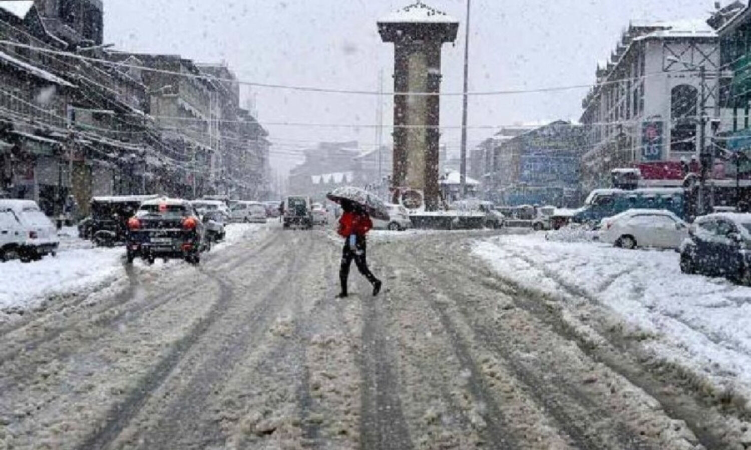 Snowfall in Kashmir Valley, road, air links snapped