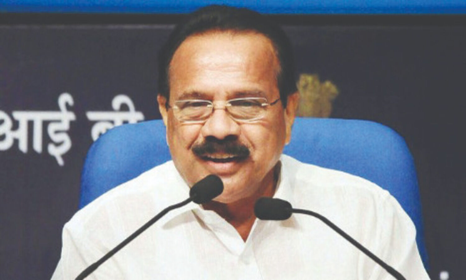 Union Min Sadananda Gowda collapses due to low blood sugar, hospitalised