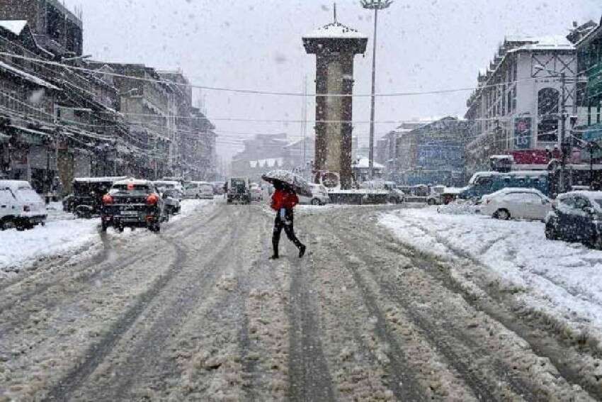 Snowfall in Kashmir Valley, road, air links snapped