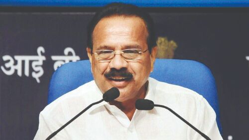 Union Min Sadananda Gowda collapses due to low blood sugar, hospitalised