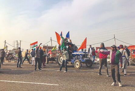 Farmers clash with police at Shahjahanpur, inch closer to Ggm Farmers clash with police at Shahjahanpur, inch closer to Ggm