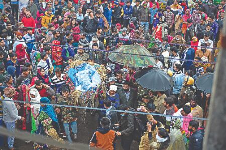 3 officials held; victims kin block highway 3 officials held; victims kin block highway