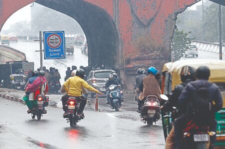 Dense fog shrouds city as rains improve air; min temp rises to 11.4 deg C
