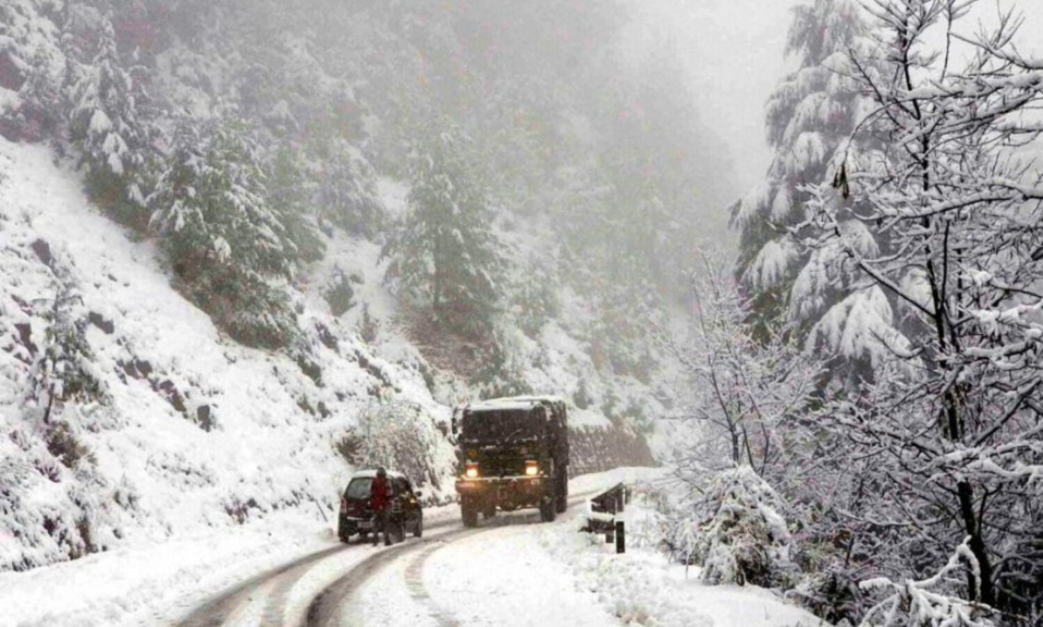 Flights suspended, highway closed as snowfall continues in Kashmir valley