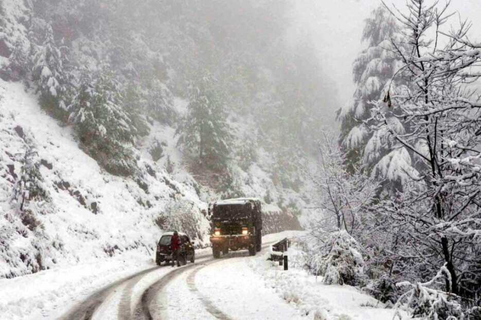 Flights suspended, highway closed as snowfall continues in Kashmir valley Flights suspended, highway closed as snowfall continues in Kashmir valley