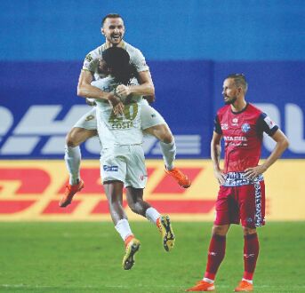 10-man Kerala Blasters ride on Murrays late brace to stun Jamshedpur FC