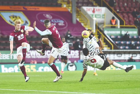 Pogba scores winner as United beat Burnley to go top of EPL Pogba scores winner as United beat Burnley to go top of EPL