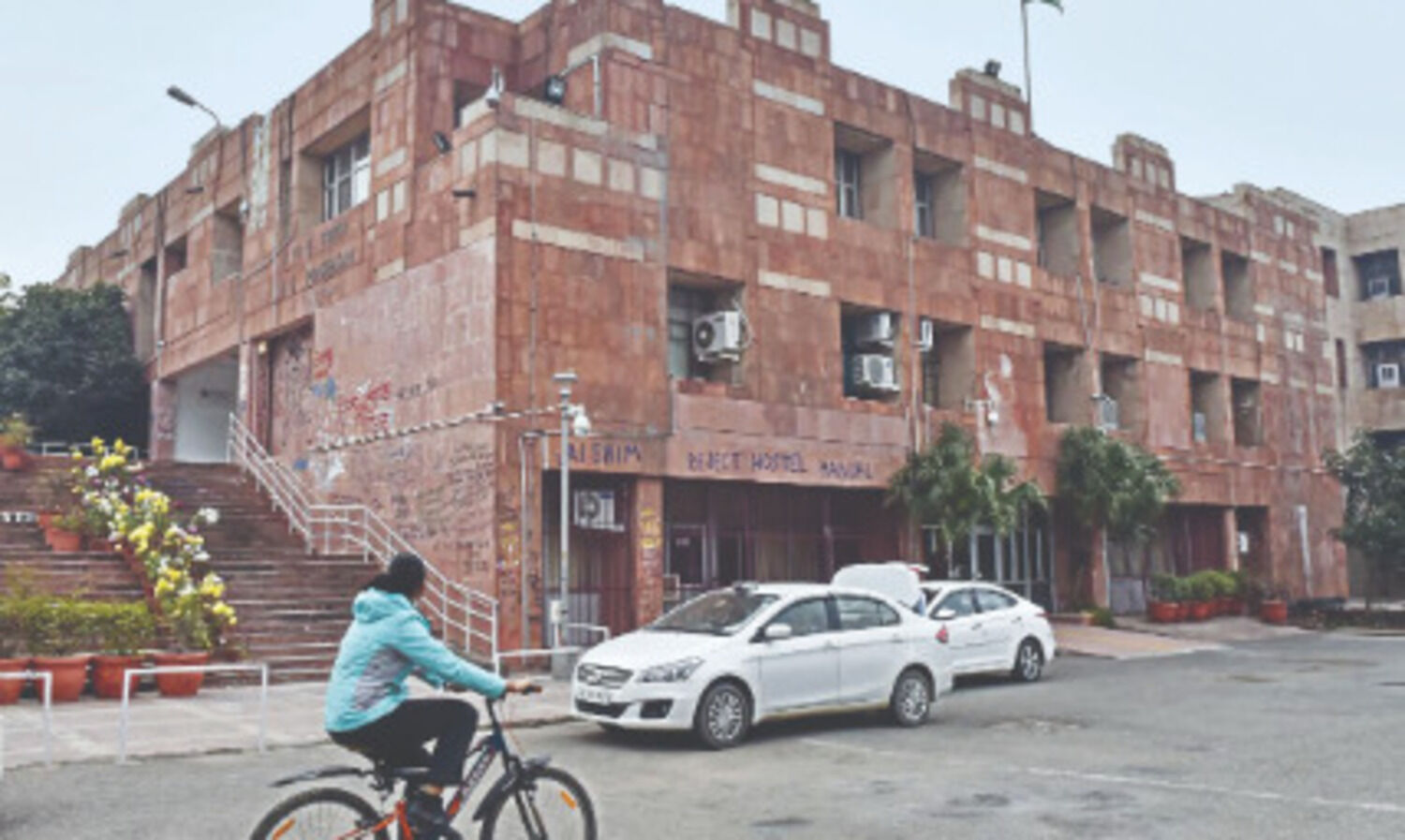 JNU allows entry of fourth year PhD, MSc, MCA students in campus