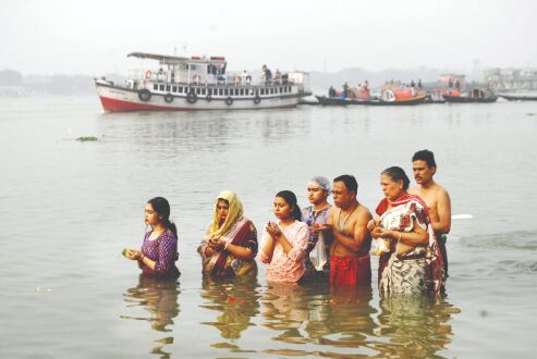 Thousands throng River Ganga on Makar Sankranti