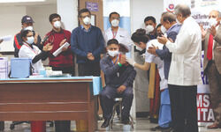 Over 4K HCWs get shots amid cheers & applause Over 4K HCWs get shots amid cheers & applause