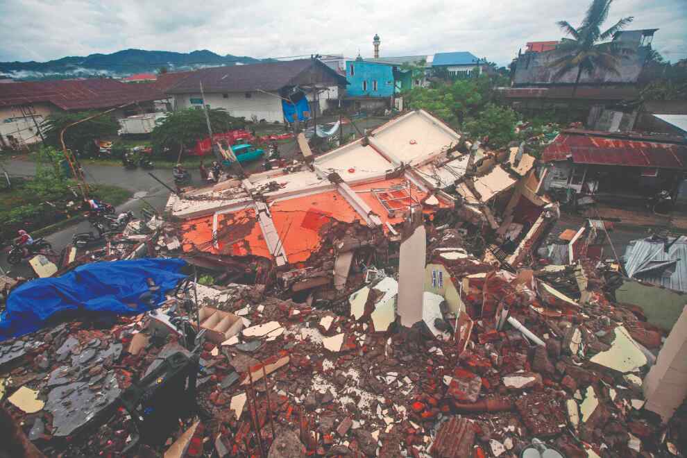 Damaged roads, lack of gear hinder Indonesia quake rescue Damaged roads, lack of gear hinder Indonesia quake rescue