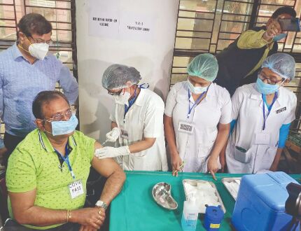 15,700 healthcare workers vaccinated in 207 centres