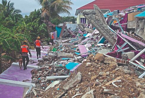 Indonesian teams find more bodies, clear roads after earthquake