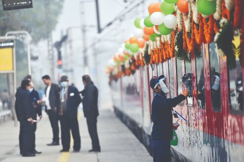 PM flags off 8 trains to boost connectivity to Statue of Unity PM flags off 8 trains to boost connectivity to Statue of Unity