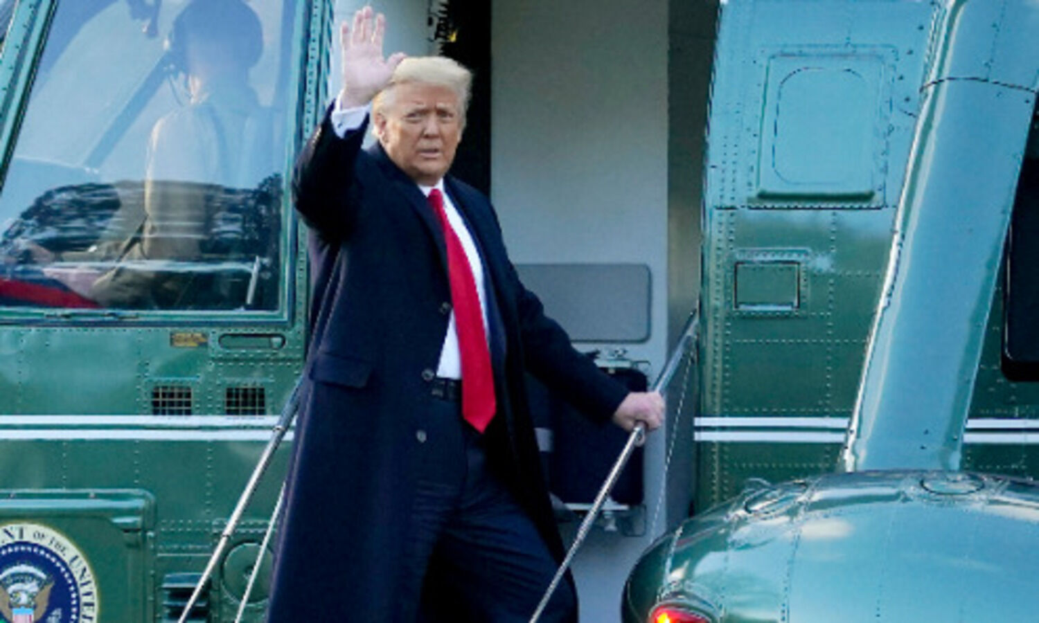 Trump leaves White House, skips Bidens inauguration ceremony