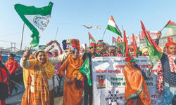 Hundreds of tractors reach borders as cops fail to persuade farmers