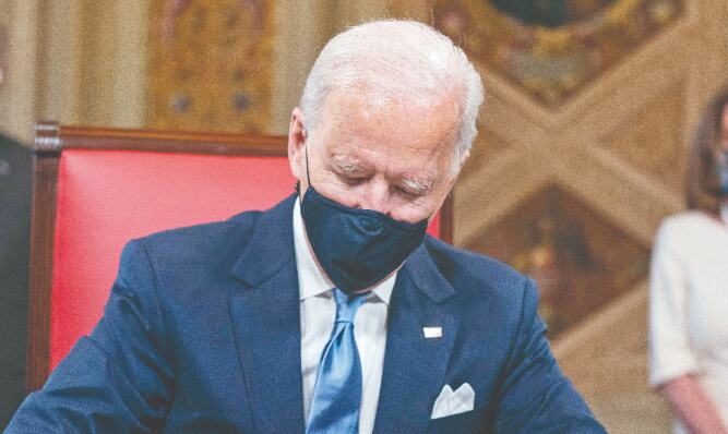 Biden puts forth virus strategy, requires mask use to travel