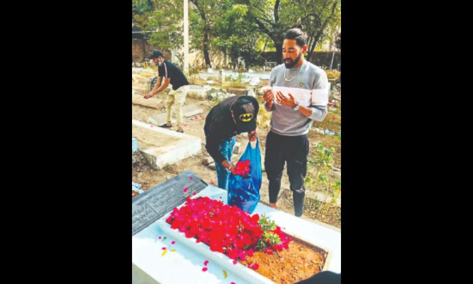 Emotional Siraj heads straight to fathers grave from airport, offers prayers