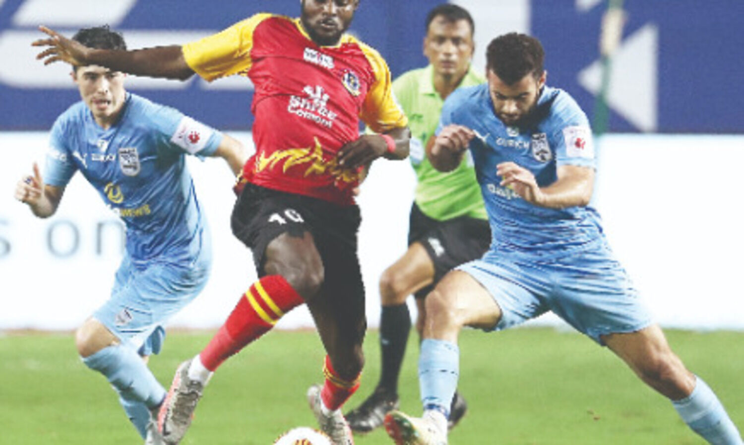 Mumbai pip East Bengal, open up 5-point lead at top