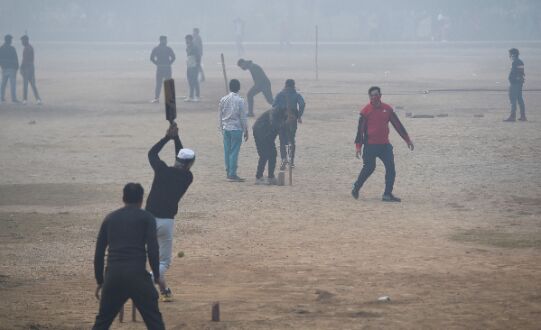 Delhis minimum temperature dips, fog disrupts traffic movement Delhis minimum temperature dips, fog disrupts traffic movement