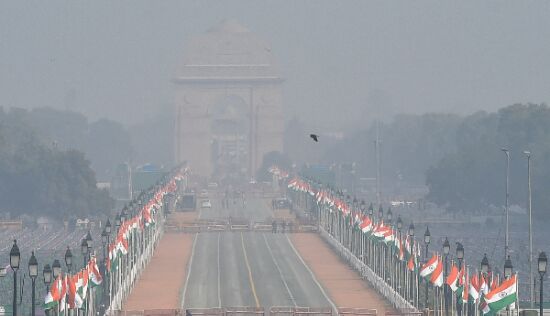 Dense fog shrouds Delhi, minimum temp rises to 8.8 degrees Celsius