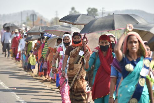 Maha: Thousands of farmers reach Mumbai for Jan 25 rally Maha: Thousands of farmers reach Mumbai for Jan 25 rally