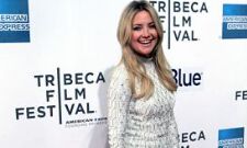 Kate Hudson hides in bathroom from family