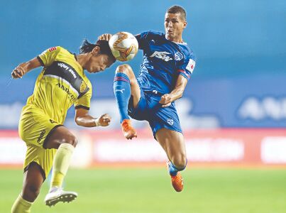 Hyderabad score two late goals to hold Bengaluru to 2-2 draw Hyderabad score two late goals to hold Bengaluru to 2-2 draw