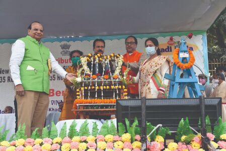 KVIC distributes charkha, looms, garment machines to 2,250 artisans in Bengal KVIC distributes charkha, looms, garment machines to 2,250 artisans in Bengal