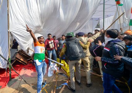 Tension at Singhu border as locals clash with farm protesters, police fire tear gas