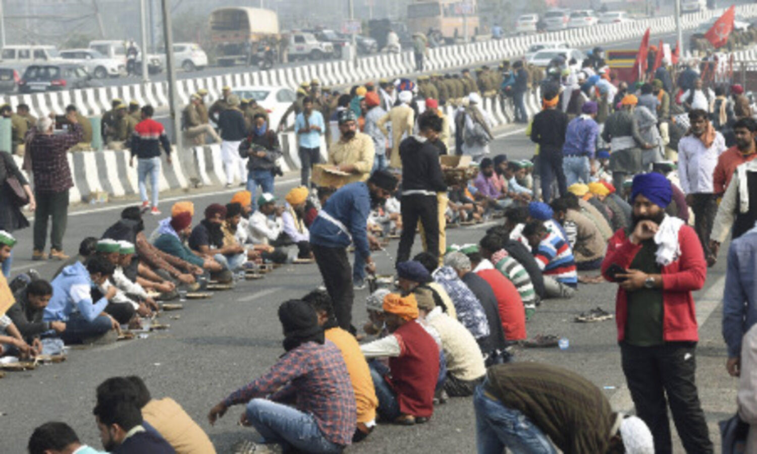 Protesters stopped from marching towards Jantar Mantar in farmers support