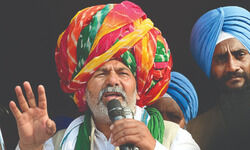 Crowds thicken at Ghazipur border; led by women farmers