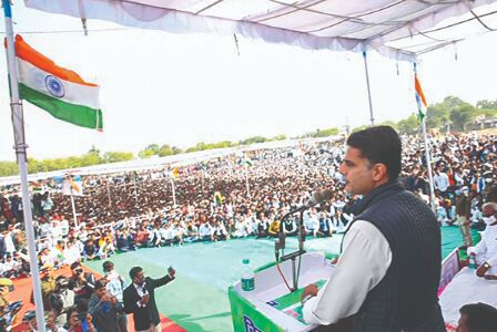 Pilot attends farmers mahapanchayat; meeting seeks withdrawal of cases Pilot attends farmers mahapanchayat; meeting seeks withdrawal of cases