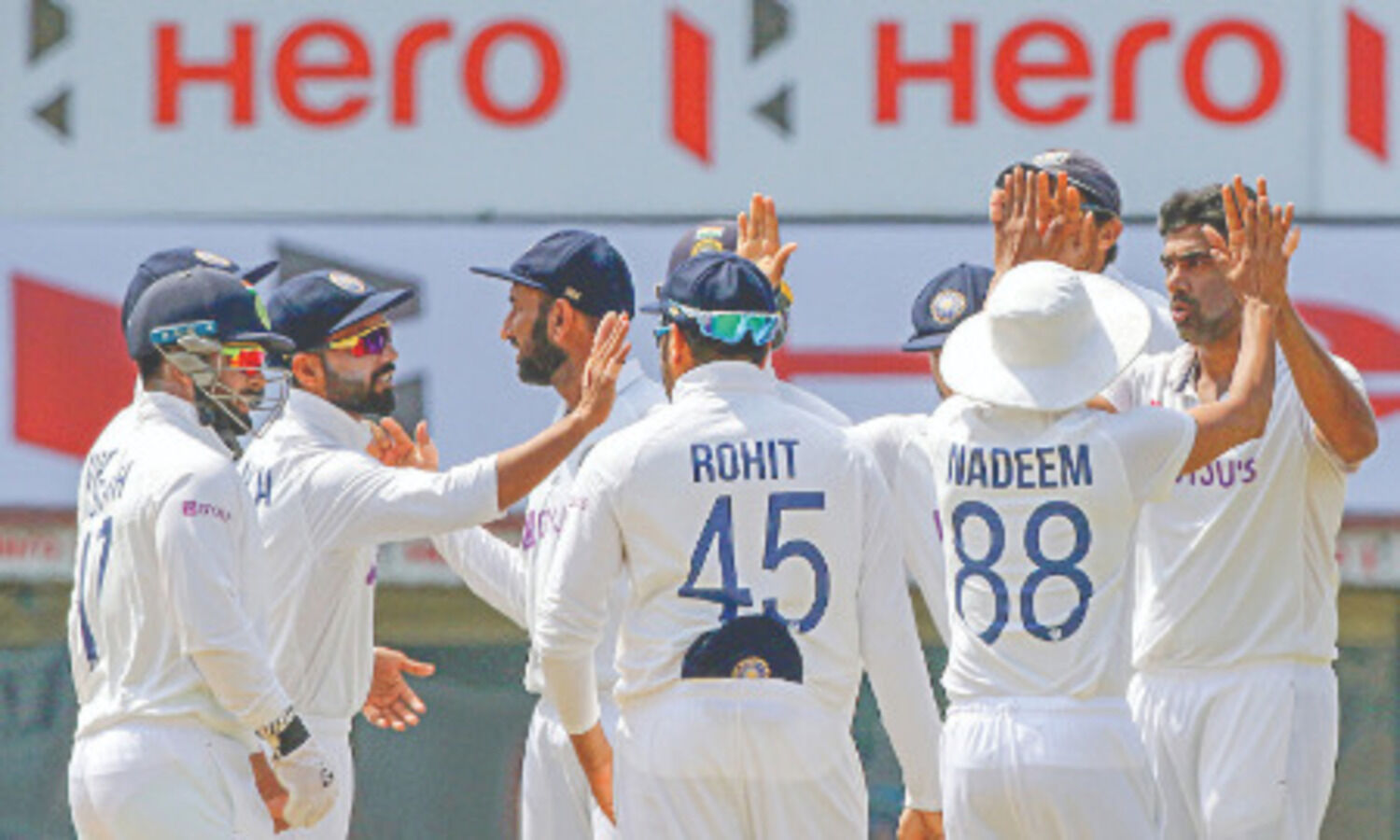 Set world record target of 420, India in trouble at 39/1