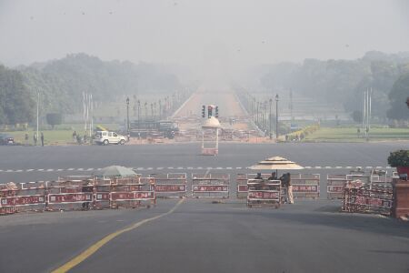 Dense fog shrouds city, air quality poor Dense fog shrouds city, air quality poor