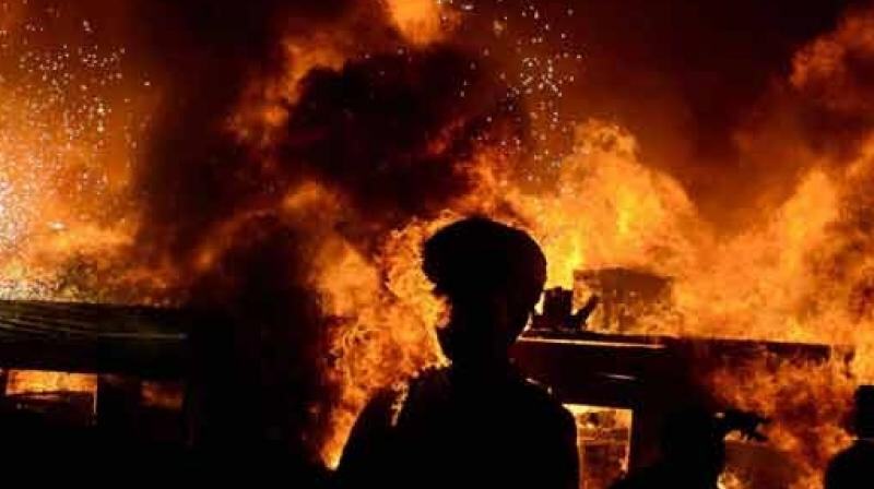 4 injured in fire at cylinder godown in Mumbai 4 injured in fire at cylinder godown in Mumbai