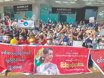 Myanmar protesters back on streets despite police violence