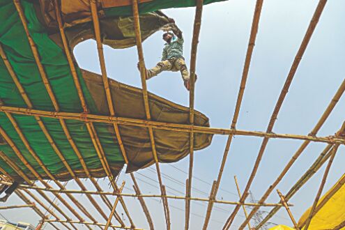 Apprehending net bans, Singhu farmers installing optical fibre Apprehending net bans, Singhu farmers installing optical fibre