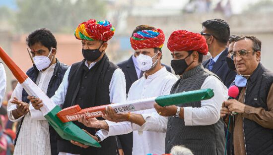 PM wants to hand over entire agriculture business to his two friends, alleges Rahul PM wants to hand over entire agriculture business to his two friends, alleges Rahul