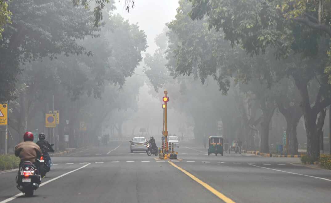 Dense fog engulfs Delhi, air quality remains very poor Dense fog engulfs Delhi, air quality remains very poor