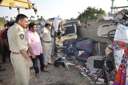Fourteen killed, 4 injured as mini bus hits lorry in Andhra Pradeshs Kurnool Fourteen killed, 4 injured as mini bus hits lorry in Andhra Pradeshs Kurnool