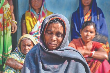 Atmosphere grim as families lose hope Atmosphere grim as families lose hope