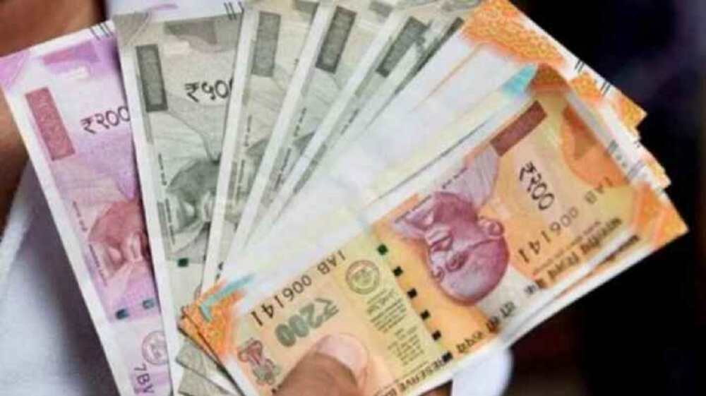 Rupee surges 11 paise to 72.54 against US dollar in early trade