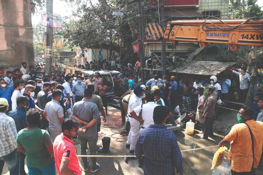 4 labourers trapped in manhole die, to get Rs 5L each as compensation 4 labourers trapped in manhole die, to get Rs 5L each as compensation
