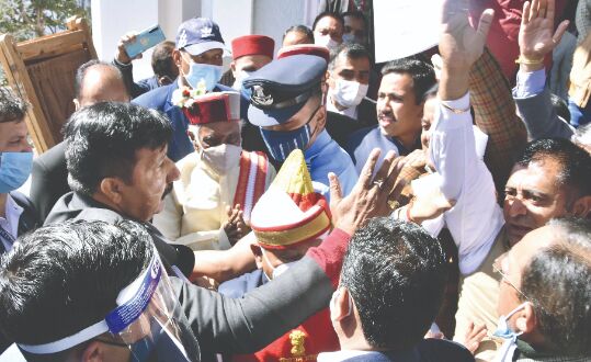 HP Guv manhandled in Assembly complex, 5 Cong MLAs suspended