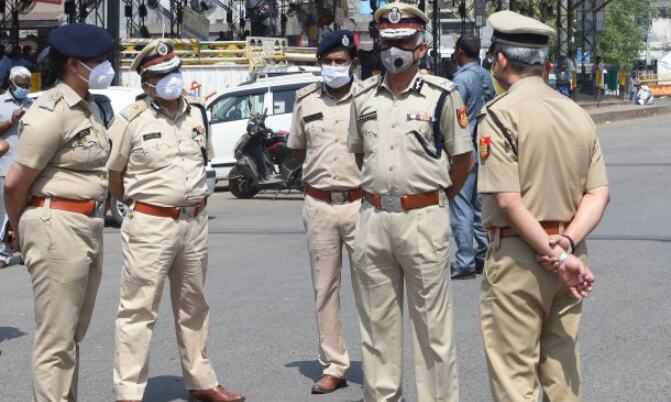 Man held for attacking Delhi Police constable Man held for attacking Delhi Police constable