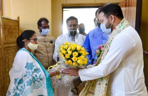 Tejashwi tells Biharis living in Bengal to back Mamata, prefers silence on alliance